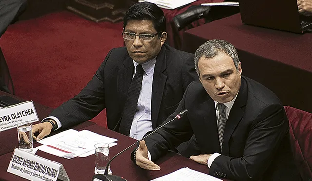 Emplazados. Premier Del Solar y ministro Zeballos afrontaron críticas en Constitución.