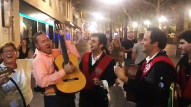 Tras ser repudiado en Hollywood, Kevin Spacey canta “La bamba” con tuna de Sevilla