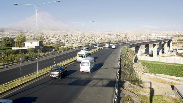 Autoridades de Arequipa se lavan las manos con el puente Chilina