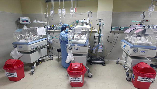 Gemelas prematuras reciben tratamiento en hospital de Chimbote