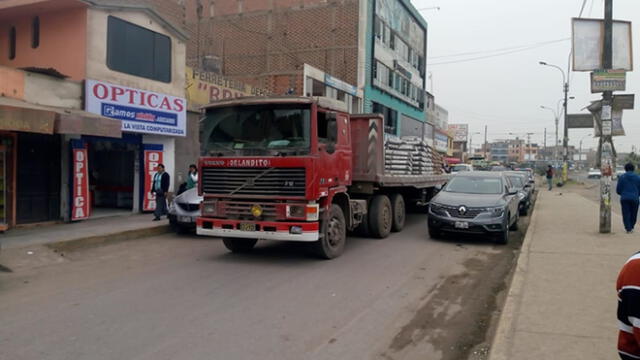 #YoDenuncio: autos estacionados bloquean vía auxiliar 