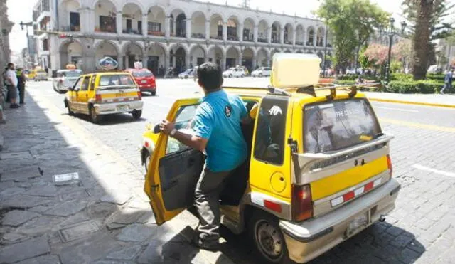 Arequipa: Policía ayudó a mujer a dar a luz dentro de un taxi [VIDEO]