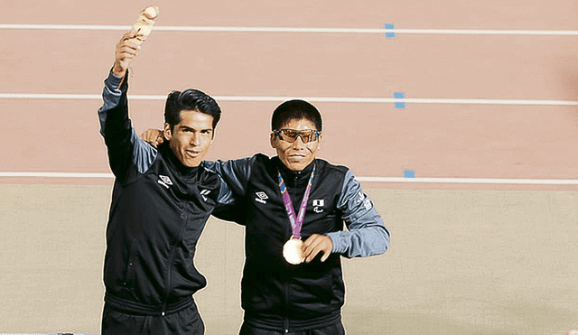 Festeja. Tras recibir la presea de oro lo seguían aplaudiendo.