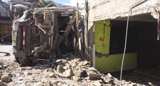 Volquete fuera de control derrumbó árboles, postes y el muro de una casa en Apurímac