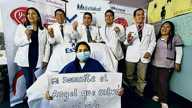 FELIZ. Inés Tayro junto a los médicos que hicieron trasplante.