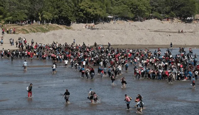 Los migrantes se dividieron en grupos para llegar a la localidad fronteriza de Tecún Umán. (Foto: El Universal)