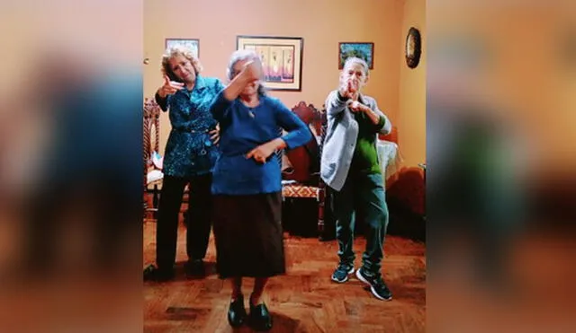 Desliza hacia la izquierda para ver más imágenes de esta peculiar escena protagonizada por tres abuelitas. Foto: captura de TikTok
