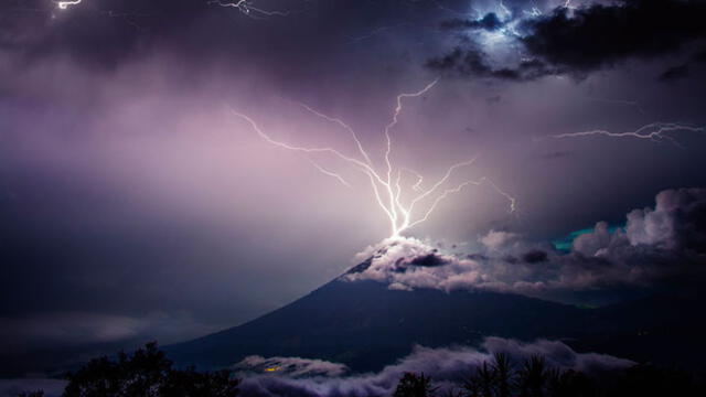 Rayo entra en contacto con volcán y genera una lluvia de fuegos artificiales [VIDEO]