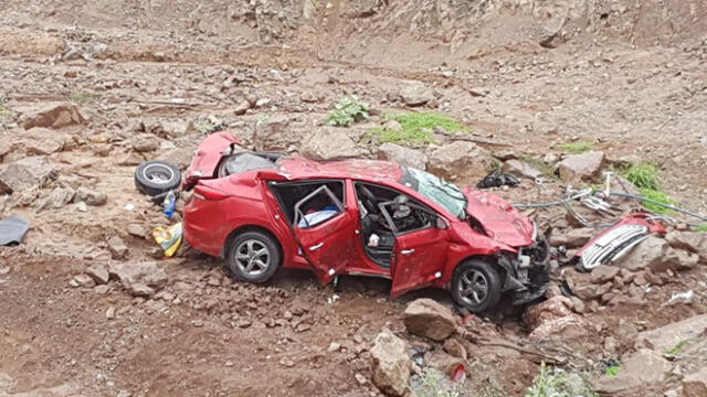 Vehículo terminó en un abismo en la carretea Costanera Norte