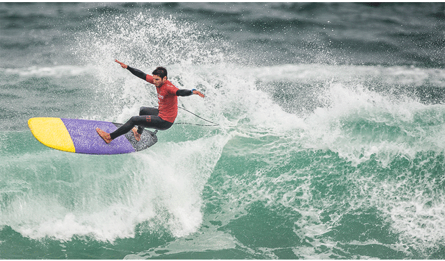 Benoit 'Piccolo' Clemente se quedó con la medalla de oro en surf, en la modalidad longboard. | Foto: AFP