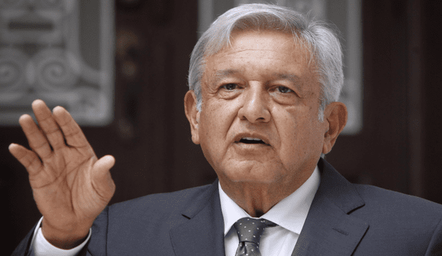 López Obrador rechaza trato preferencial en aeropuerto y bromea con pasajeros