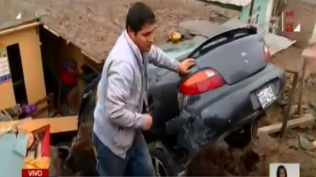 La impresionante caída de un auto sobre una casa en el Callao [VIDEO] 