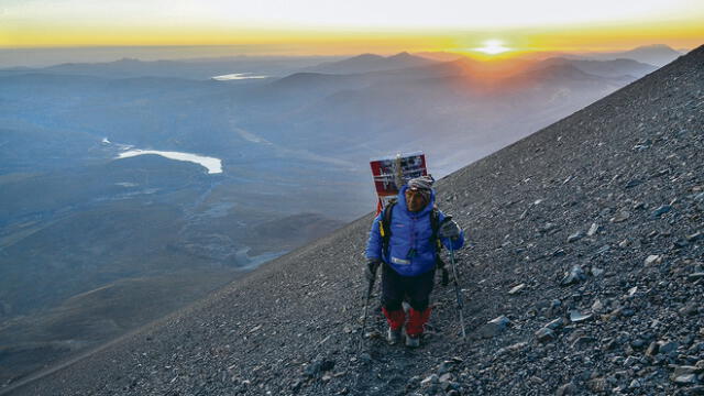 a punto de coronar la cima. En el horizonte despunta el sol. Arcadio Mamani, un andinista de viejas batallas, está a punto de llegar a la cima. Lideró la última expedición de ascenso.