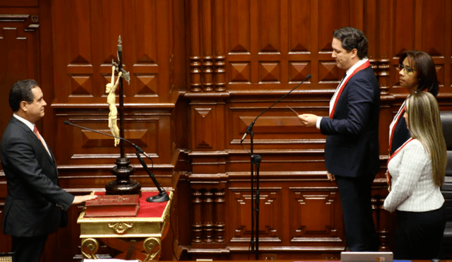 Luis Iberico juró como legislador en sustitución del prófugo Edwin Donayre