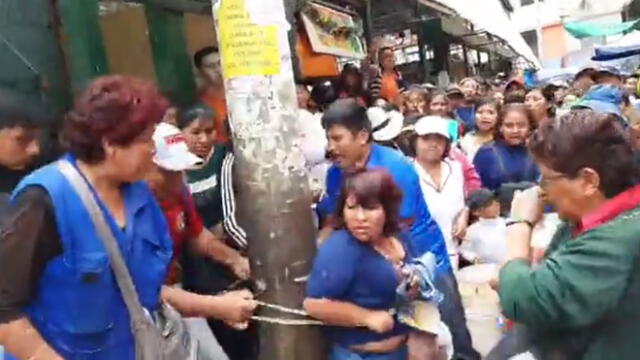 Personas amarraron a la presunta ladrona a un poste en la plataforma comercial Andrés Avelino Cáceres.