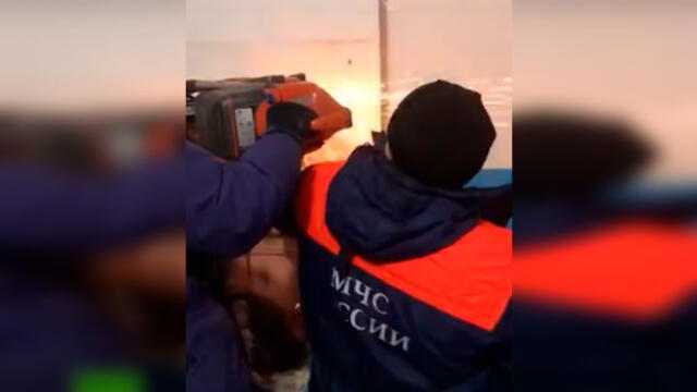 El desafortunado hombre quedó atrapado detrás de una pared y sus desgarradores gritos despertaron a sus vecinos que tuvieron que llamar a los rescatistas.