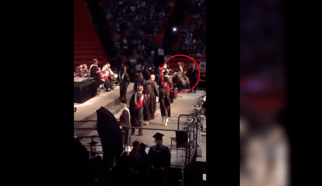 Facebook viral: Chico realiza insólito acto y pasa verguenza en su graduación [VIDEO]