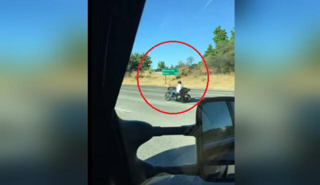 YouTube: motociclista pierde el control y sufre impresionante caída en plena autopista