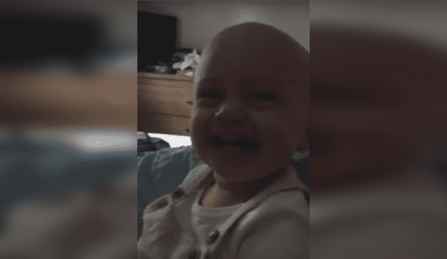 Un bebé tiene singular reacción a la voz de Apple [VIDEO]
