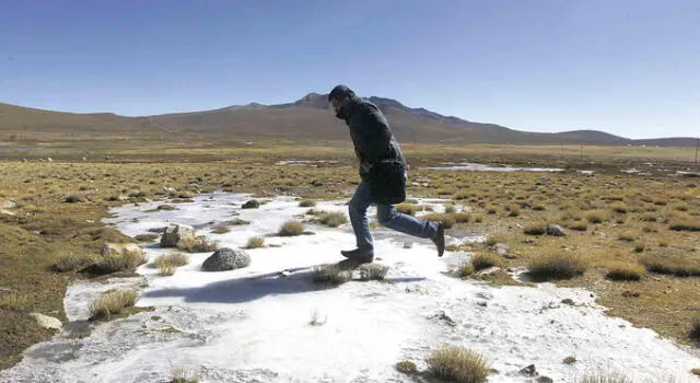 bajo cero. Ojos de agua se congelan en zonas alto andinas de la región Puno. Pobladores no solo tienen que enfrentar el frío, también la COVID-19.