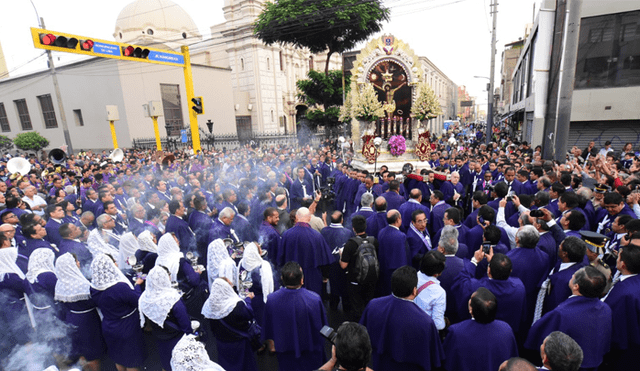 Imagen del Señor de los Milagros recorre las calles de Lima por Viernes Santo [FOTOS] 