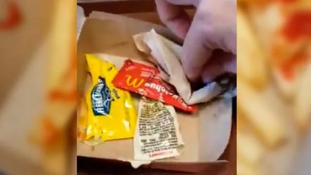Ordenan una hamburguesa con papas en McDonald’s y encuentran dos cucarachas [VIDEO]