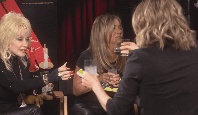 Jennifer Aniston y Sandra Bullock sorprenden con beso en los labios [VIDEO]