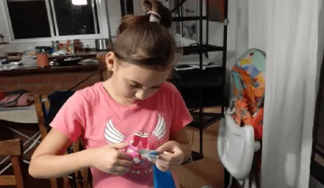 La pequeña buscó un tutorial en internet sobre cómo realizar una mascarilla y aprovechó sus días de cuarentena para elaborarlas. (Foto. TN)