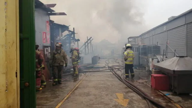 Incendio en taller de madera cerca de estación Grau del Metro de Lima fue controlado
