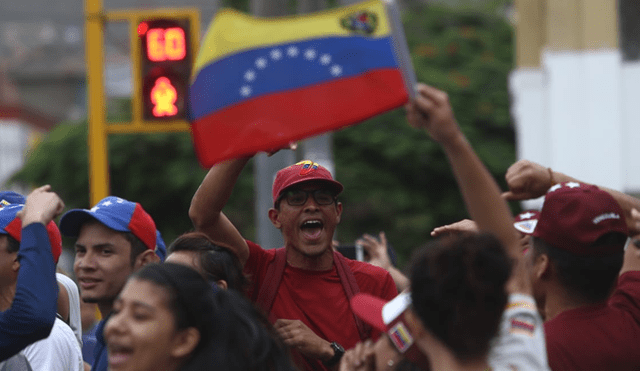 Venezolanos en Perú protestan contra Nicolás Maduro frente a la Embajada