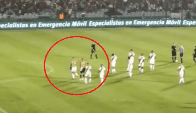 Matías Vecino le pide camiseta a Paolo Guerrero durante el descanso del Perú vs. Uruguay