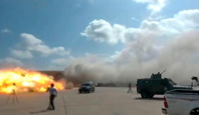 Misil impacta en el Aeropuerto Internacional de Adén, poco después de que aterrizara un avión con miembros del nuevo Gobierno de Yemen. Foto: AFP