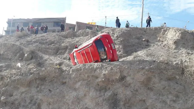 Tres personas resultaron heridas tras despite por pendiente  de Arequipa [FOTOS Y VIDEO]