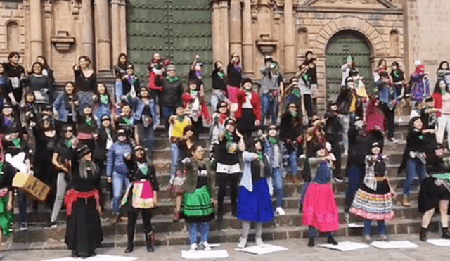 Mujeres protestaron y realizaron performance en quechua de "Un violador en tu camino". Foto: Captura de video
