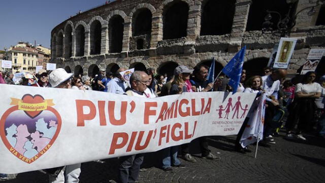 Choque entre ultraconservadores y feministas durante marcha 'a favor de la familia' en Italia [FOTOS] 