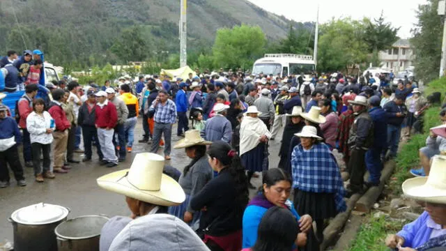 Continúa bloqueo de carretera en Cajamarca
