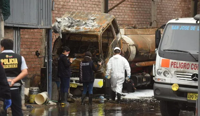 Un muerto y dos heridos deja incendio en taller de San Martin de Porres [FOTOS]