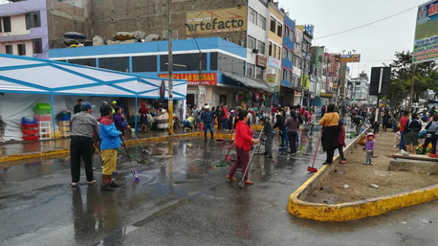 Ate: más de 300 ambulantes limpian pistas y veredas [FOTOS]