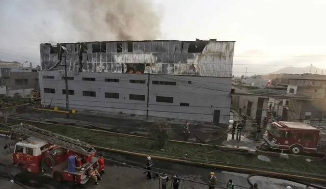Bomberos apagan incendio en fábrica textil de Ate Vitarte. Foto: Antonio Melgarejo / La República.