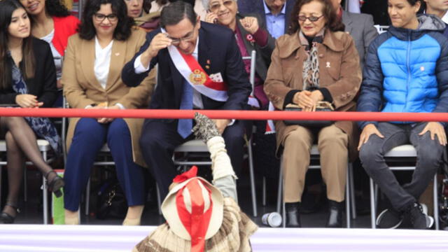 Familias enteras disfrutaron del variado y colorido cronograma del Desfile Militar. (Foto: La República)