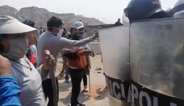 Efectivos policiales señalan que les arrojaron piedras y dispersaron a manifestantes con bombas lacriomogenas. Foto: Captura Neox Tv