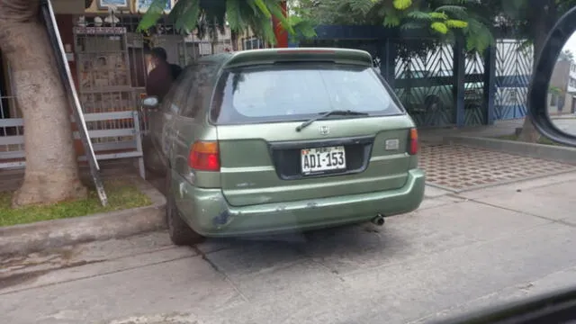 Cercado de Lima: vehículo estaciona sobre vereda e impide el paso de peatones