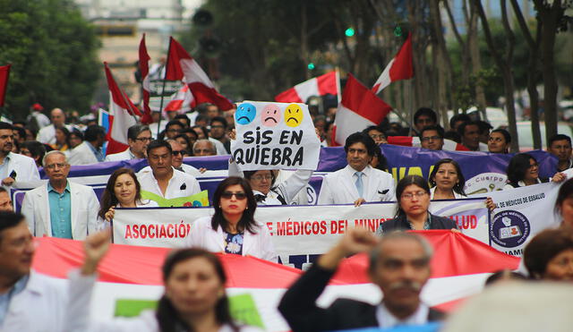 Médicos marcharon en el Centro de Lima y que no pudieron llegar al Congreso [FOTOS]