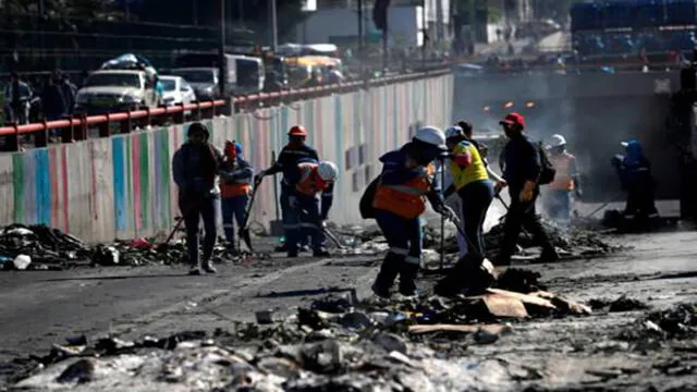 Manifestantes limpian calles de Ecuador