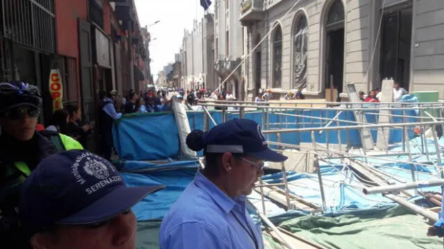 Cercado de Lima: andamios de edificio cayeron sobre taxi 