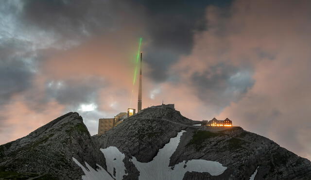 Fotografía del potente láser ubicado en la torre de telecomunicaciones Santis, en el noreste de Suiza. Foto: AFP