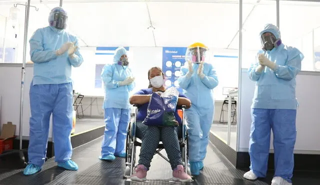 Paciente recuperada de COVID-19 es dada de alta por médicos de centro médico de Moquegua. Foto: EsSalud