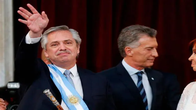 Desde el inicio al recibir el bastón de mando, de manos del propio Mauricio Macri, Alberto Fernández se emocionó. Foto: EFE