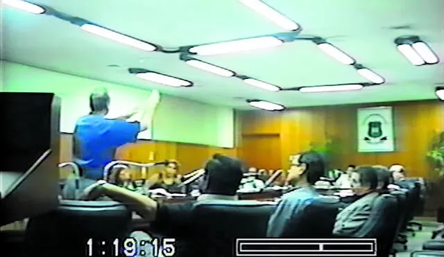 Con su “maestro”. 1° de abril de 1998: Montesinos alecciona a congresistas naranjas para controlar el TC.