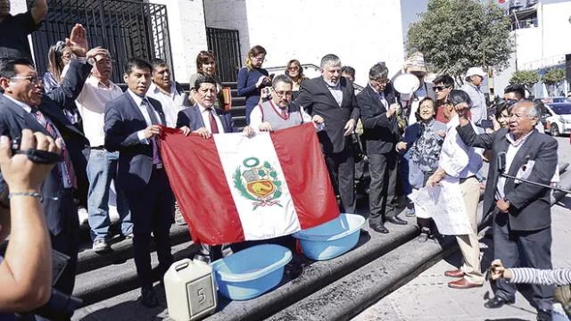 Lavan bandera frente a Corte Superior de Justicia de Arequipa 